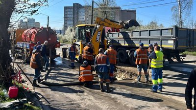 Аварія на водонапірному колекторі в Тернополі: рух транспорту перекрито