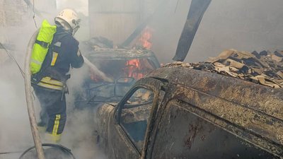 Рятувальники ліквідують пожежу в приватному господарстві на Рівненщині