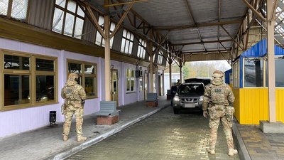Контрабанда бурштину: на Вінниччині СБУ затримала митника Контрабанда бурштину: на Вінниччині СБУ затримала митника