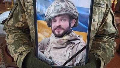 У Хмельницькому попрощались з військовим Денисом Демідовим