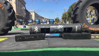 У Києві стартував чемпіонат України з перетягування вантажівок У Києві стартував чемпіонат України з перетягування вантажівок