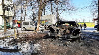 У Харкові внаслідок обстрілу згоріла автівка волонтера, який возив їжу на станцію метро
