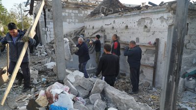 Жителі Обухівки розбирають завали після ракетної атаки на селище Жителі Обухівки розбирають завали після ракетної атаки на селище
