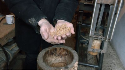 Сама товче кутю: на Волині родина зберігає механізовану ступу. Як вона працює Сама товче кутю: на Волині родина зберігає механізовану ступу. Як вона працює