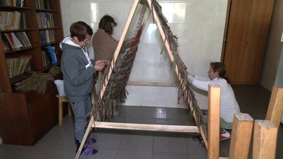 Бездомні у Рівному показали, як плетуть кікімори для ЗСУ Бездомні у Рівному показали, як плетуть кікімори для ЗСУ