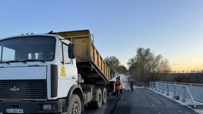 Уклали асфальт: дорожники завершують ремонт 12-метрового мосту на Волині Уклали асфальт: дорожники завершують ремонт 12-метрового мосту на Волині