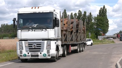 Врешті почали зважувати: як контролюють фури на пункті під Рівним Врешті почали зважувати: як контролюють фури на пункті під Рівним