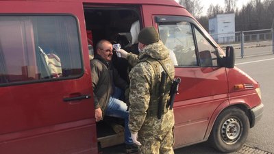 З РФ через Україну проїхали дві колони авто з іноземцями - прикордонники З РФ через Україну проїхали дві колони авто з іноземцями - прикордонники