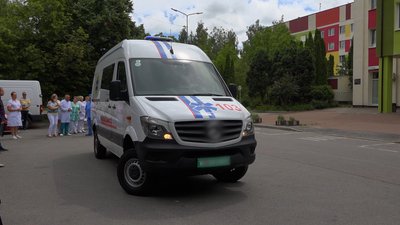 У Чернігові благодійники передали реанімобіль для пологового будинку за 150 тисяч євро
