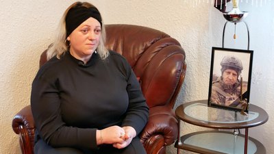 "Проміняв мирне життя на сирі окопи". Буковинка про померлого чоловіка, який повернувся з Італії захищати Україну