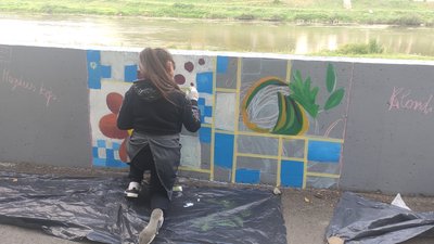 Костел, голуби та абстрактні малюнки: в Мукачеві студенти та школярі розмальовують дамбу Костел, голуби та абстрактні малюнки: в Мукачеві студенти та школярі розмальовують дамбу