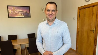 Директор першої лікарні Володимир Мордюк каже, що до кінця року в медзакладі продовжать встановлювати кондиціонери Директор першої лікарні Володимир Мордюк каже, що до кінця року в медзакладі продовжать встановлювати кондиціонери