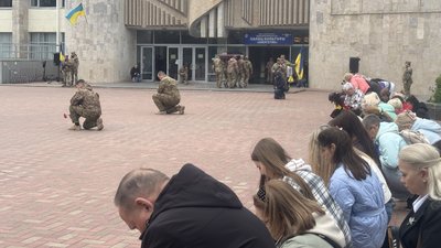 У Південноукраїнську попрощалися із загиблим військовим Максимом Юхимчуком У Південноукраїнську попрощалися із загиблим військовим Максимом Юхимчуком