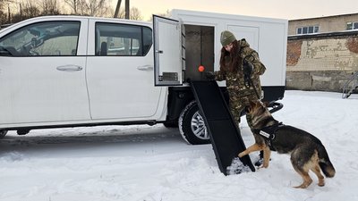 У поліцейських Вінниччини з’явився спецавтомобіль для перевезення службових собак У поліцейських Вінниччини з’явився спецавтомобіль для перевезення службових собак