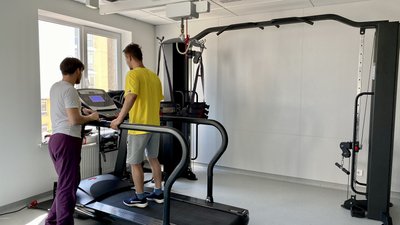 Планує поїхати із мамою у тур Європою: у Львові відновлюється захисник з Ірпеня