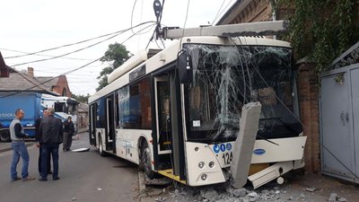 У Кропивницькому тролейбус врізався в електроопору