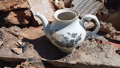 Історія "витривалого" чайника з Великої Писарівки, який вцілів у повністю зруйнованому будинку