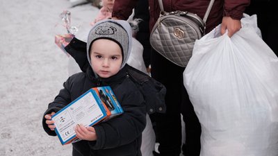 Роздають продукти, зимовий одяг та новорічні. У Чернівцях підготували 15 тонн допомоги