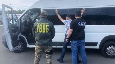 Допомагав призовникам виїжджати за кордон: у Тернополі викрили керівника благодійного фонду