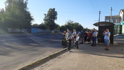 "Щоб потрапити в автобус, дитину о 5-й розбудили". Як доїхати у школу з віддалених районів міста "Щоб потрапити в автобус, дитину о 5-й розбудили". Як доїхати у школу з віддалених районів міста