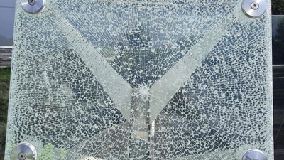 У Києві на мосту через Володимирський узвіз пошкоджено скло