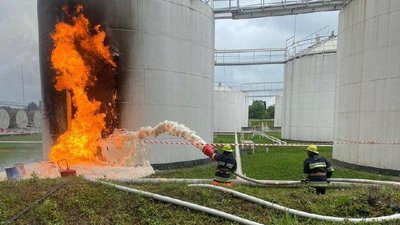 У Хмельницькій області на нафтобазі спалахнув резервуар з бензином