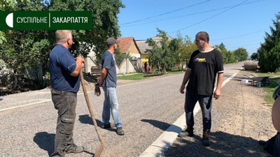 Дорогу ремонтують жителі села на Ужгородщині Дорогу ремонтують жителі села на Ужгородщині