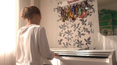 12-річна жителька Харківської області збирає гроші для військових грою на укулеле 12-річна жителька Харківської області збирає гроші для військових грою на укулеле