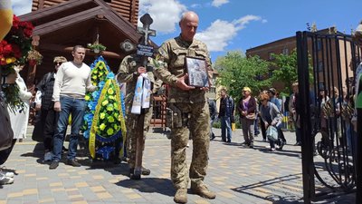 Люди стали на коліна. На Дніпропетровщині попрощались із загиблим воїном Олексієм Негусторовим