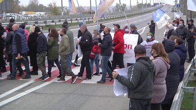 Перекриття руху транспорту на Антонівському мосту: як у Херсоні мітингували підприємці Перекриття руху транспорту на Антонівському мосту: як у Херсоні мітингували підприємці