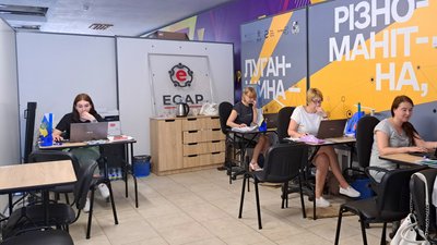 Гуманітарка, куточок читача, хвостата "співробітниця". Як працює Сєвєродонецький хаб для переселенців у Дніпрі