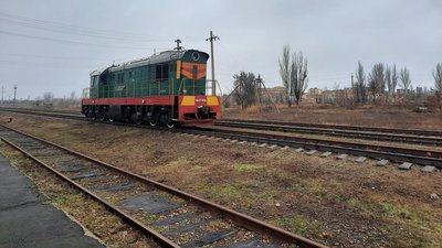 Колії були розбиті снарядами. На Донеччині відновили рух потягів Колії були розбиті снарядами. На Донеччині відновили рух потягів