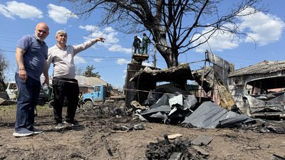 Люди біля місця влучання дрона РФ у Новобаварському районі Харкова, 7 травня 2026 року