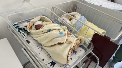 Дві дівчинки і хлопчик: як почуваються трійнята, які першими в 2023 році народилися в Одесі