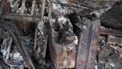 Поліція повторно обстежила гараж у Бучі, де раніше виявили рештки людей Поліція повторно обстежила гараж у Бучі, де раніше виявили рештки людей