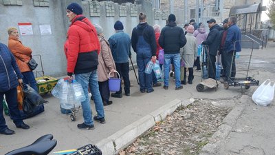Життя без цивілізації — як херсонці облаштовують свій побут в умовах повної ізоляції Життя без цивілізації — як херсонці облаштовують свій побут в умовах повної ізоляції