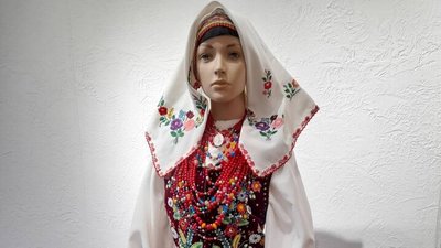 Американець подарував музею на Тернопільщині свою колекцію лемківських строїв Американець подарував музею на Тернопільщині свою колекцію лемківських строїв
