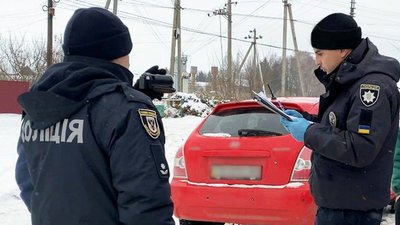 Поліцейські на місці вбивства підприємця на Чернігівщині Поліцейські на місці вбивства підприємця на Чернігівщині