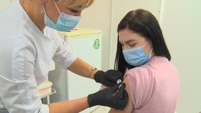 В лікарні Мечникова розпочали вакцинацію працівників