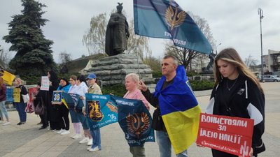 У Черкасах відбулася акція на підтримку полонених У Черкасах відбулася акція на підтримку полонених