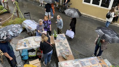 Хенд-мейд вироби, речі з фронту та картини. У Дніпрі провели благодійний ярмарок для збору коштів на ЗСУ Хенд-мейд вироби, речі з фронту та картини. У Дніпрі провели благодійний ярмарок для збору коштів на ЗСУ