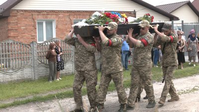У Сумах попрощалися з бійцем ЗСУ Володимиром Скачедубом У Сумах попрощалися з бійцем ЗСУ Володимиром Скачедубом