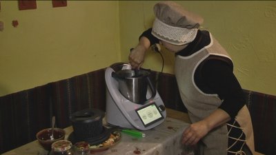 Вінничанка готує страви та пече випічку за рецептами, яким пів тисячоліття Вінничанка готує страви та пече випічку за рецептами, яким пів тисячоліття