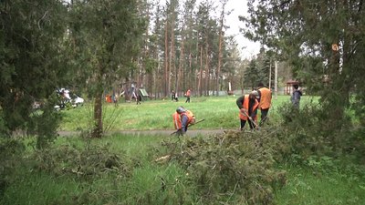 "Треба, щоб люди єднались між собою": репортаж з весняної толоки у Святогірську на Донеччині
