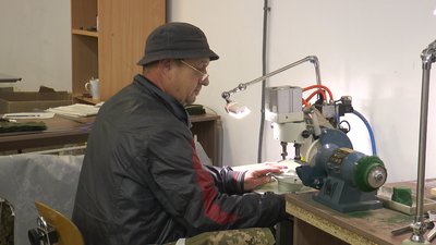На Івано-Франківщину евакуювалася фабрика з пошиття військового одягу На Івано-Франківщину евакуювалася фабрика з пошиття військового одягу