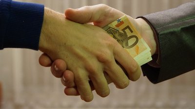 Пропонував тисячу євро: на Черкащині чоловіка судили за спробу дати хабар поліцейському