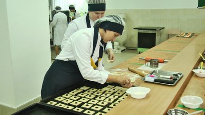 Студенти здобувають професію кухаря Студенти здобувають професію кухаря