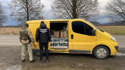 На Закарпатті прикордонники виявили в мікроавтобусі 1500 пляшок алкоголю невідомого походження