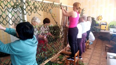 "Ми у захваті від того, що допомагаємо нашим хлопцям!" — майстрині-волонтерки з Миколаївщини плетуть маскувальні сітки "Ми у захваті від того, що допомагаємо нашим хлопцям!" — майстрині-волонтерки з Миколаївщини плетуть маскувальні сітки
