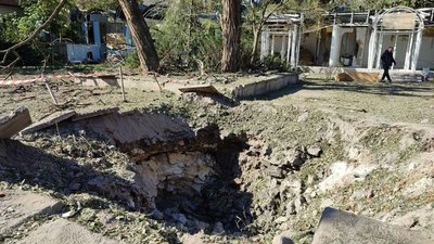 Захищають символ міста. У Миколаєві обкладають пам'ятник Святому Миколаю мішками з піском Захищають символ міста. У Миколаєві обкладають пам'ятник Святому Миколаю мішками з піском